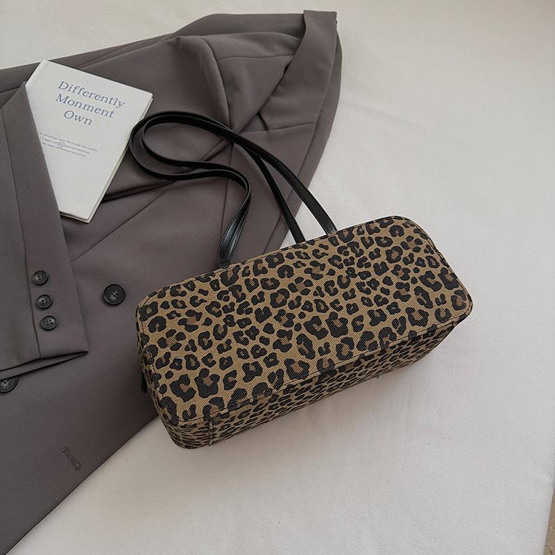 Niche Large-capacity Commuter Baguette Bag Suede 2025 Autumn New Retro Portable Temperament Shoulder Armpit Bag