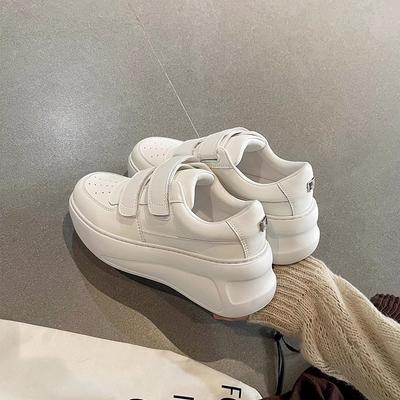Scarpe bianche basse con velcro e faccina sorridente di alta qualità da donna in pelle con rialzo. Scarpe casual da ginnastica