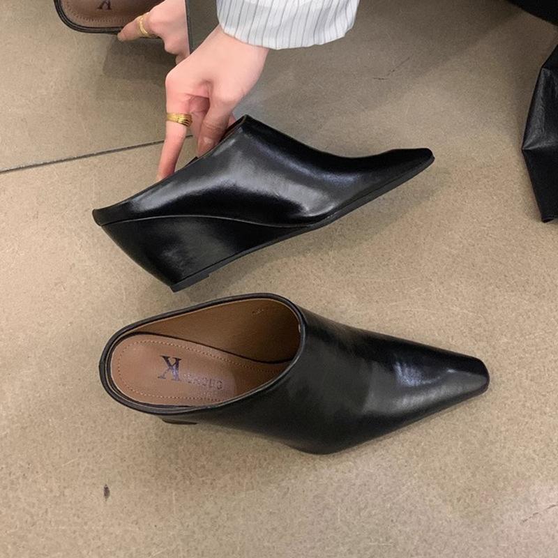 Evropský a americký styl klínový podpatek taška hlava poloviční pantofle dámské venkovní nošení 2025 jaro a léto měkká kůže malá čtvercová hlava ležérní vysoký he