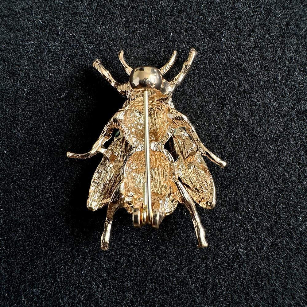 Cute Bee Vintage Enamel Animal Brooches Women Yellow Bee Insect Brooch Holiday Gift Pins Corsage Women Coat Suit Accessories Pin