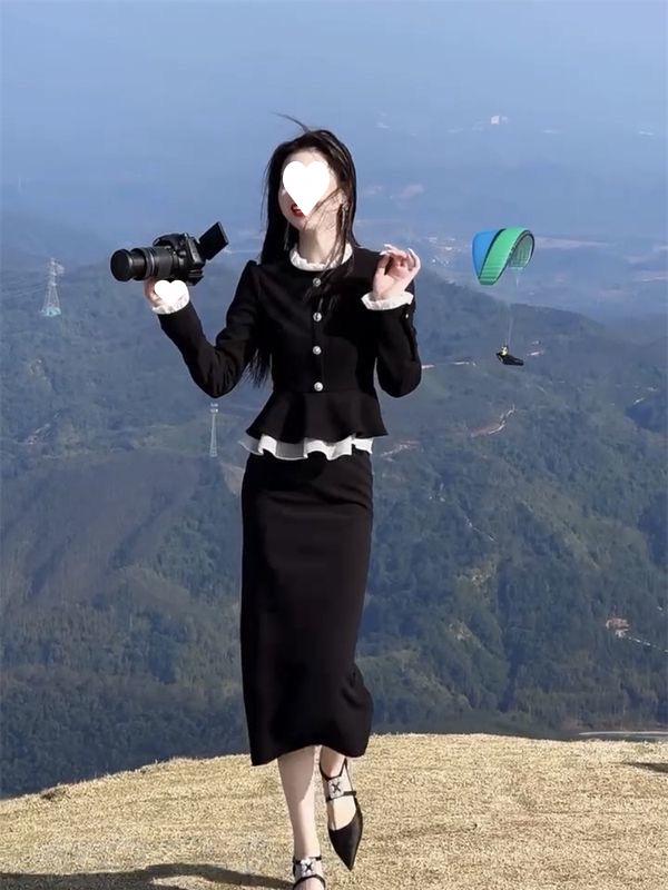 Schwarzes Damenoberteil mit Stehkragen, das den Bauch bedeckt - Mode Frühling/Herbst 2025