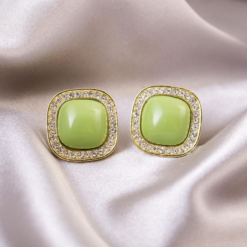 Brincos de pressão triangulares elegantes para orelhas não furadas - Versáteis e com um toque de luxo leve para o uso diário.