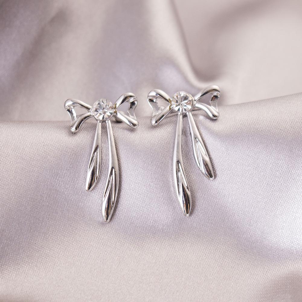 Brincos de pressão triangulares elegantes para orelhas não furadas - Versáteis e com um toque de luxo leve para o uso diário.