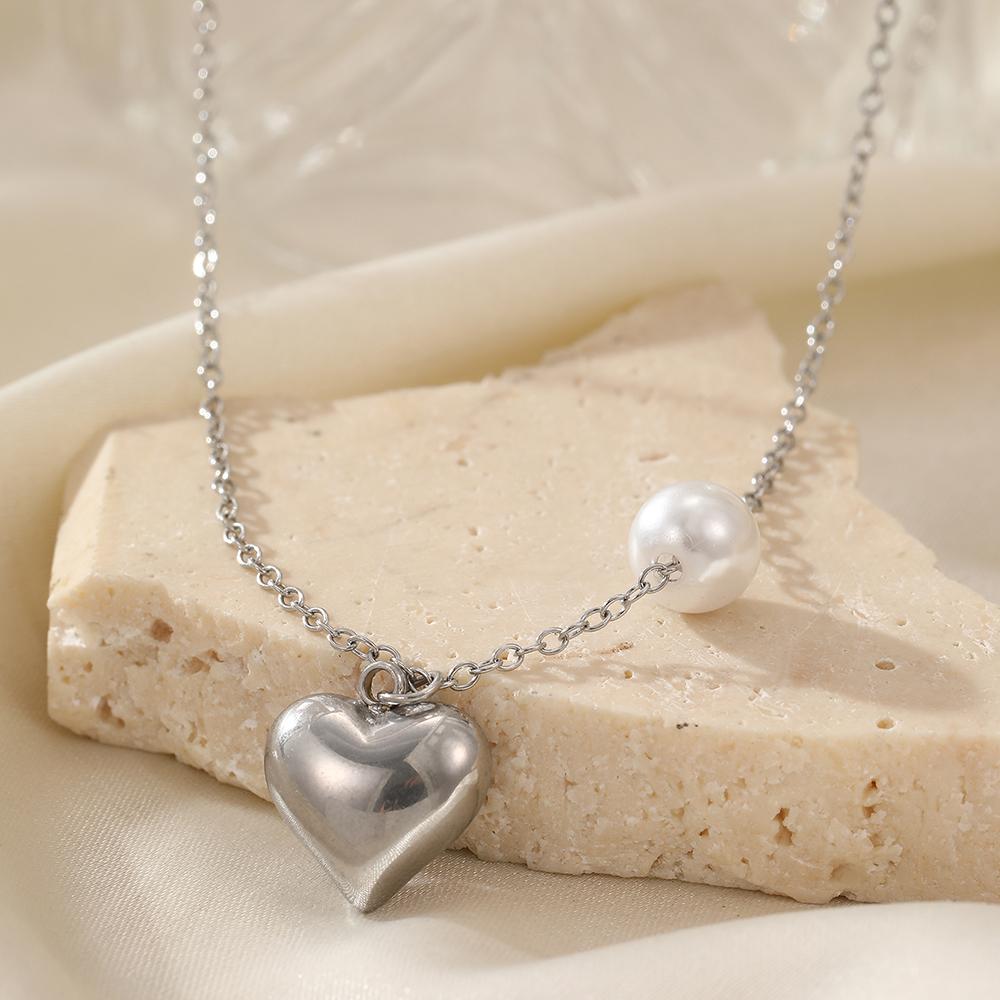 Stainless Steel Necklaces White Imitation Zircon Love Heart Shape Exquisite Elegant Design Pendant Necklaces For Women Zircon