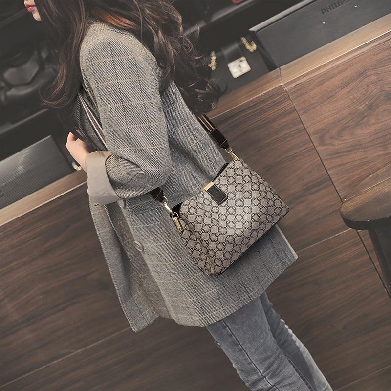 

Women s bags New bucket bags Women s commuter fashion broadband messenger bags Versatile large-capacity shoulder bags Luggage