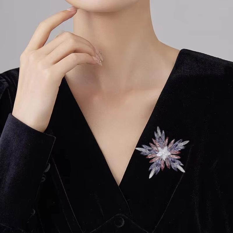1Pcs Sparkling Crystal Brooch Pin Cute Snowflake Star Flower Pattern Jewelry for Women Christmas Gift Choice