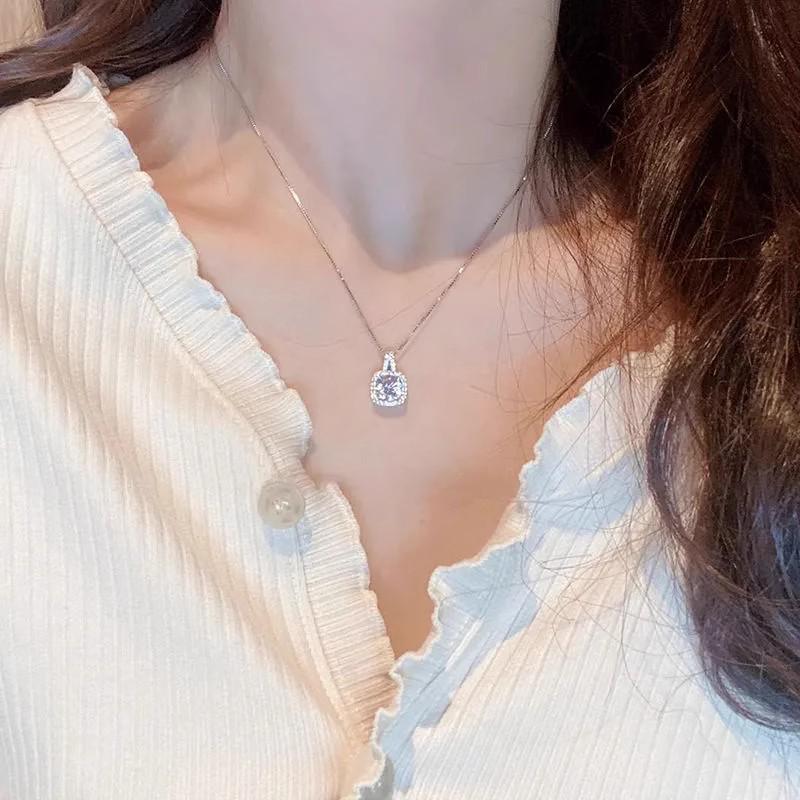 Elegant Square Diamond Clavicle Necklace for Women: Luxurious, Trendy, Versatile, Fashionable, Japanese/Korean Style.
