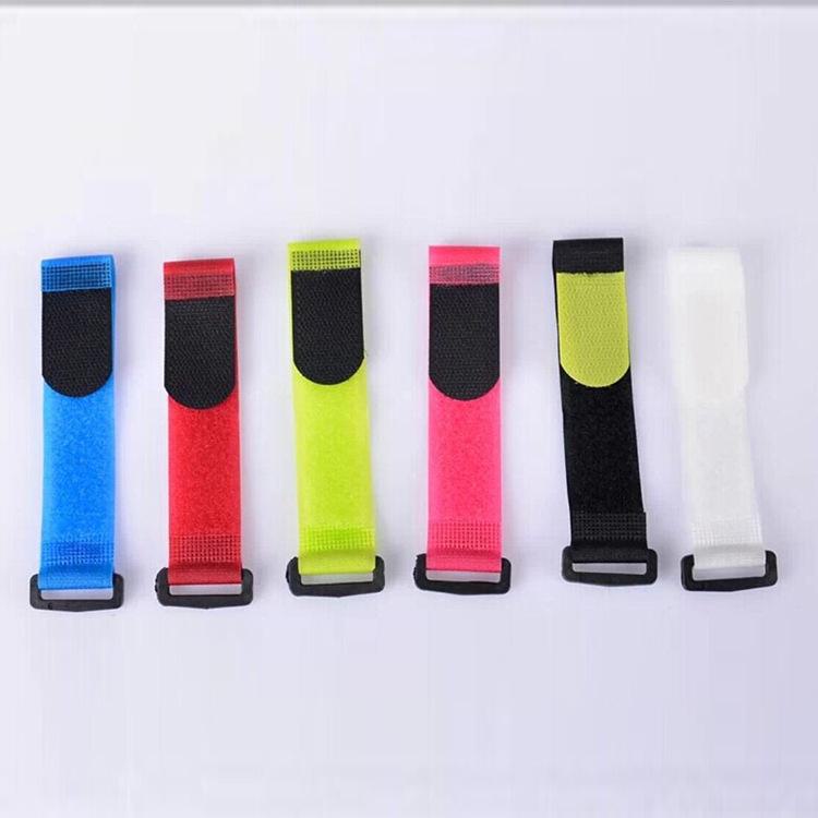 Klettverschlussband mit umgekehrter Schnalle für Datenkabel und Befestigung mit quadratischer Schnalle.