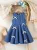 Einteiliges Mädchen-Outdoor-Urlaubs-Denimkleid, süß und niedlich, klassisch ausgewaschenes Blau, mit 3D-Schleifenband-Dekoration.