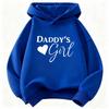 Tato nová, stylová a rozkošná mikina s kapucí pro děti obsahuje nápis „Daddy's Girl“ a vzor srdíček.