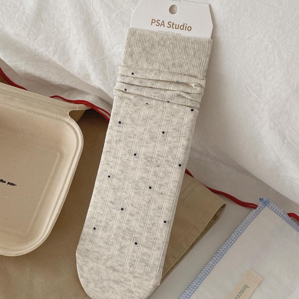 Koreanische gepunktete geraffte Mid-Calf-Socken – Haferflocken, gekämmte Baumwolle, nahtloses Design