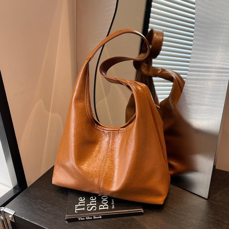 

Bag women s new models are popular this year, large-capacity tote bags, retro shoulder bags, mother and child bags. коричневый