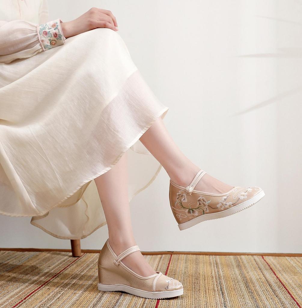 [Jade Butterfly] 2024 Embroidered Women's Round Toe Hanfu High Heels - Old Beijing Style with Inner Heightening and Thick Sole.