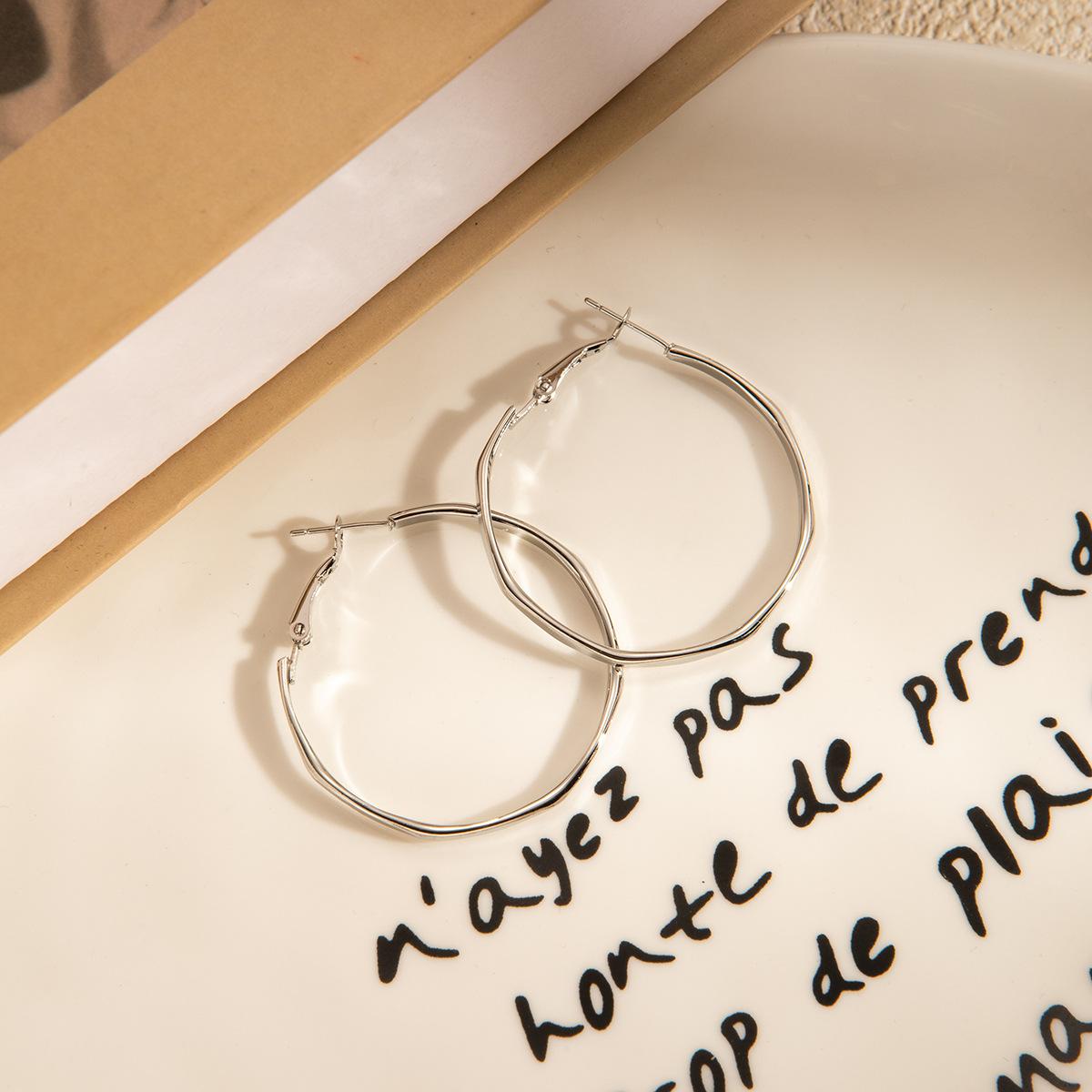 Неправильные простые кольца, простые серьги, легкая роскошь и ощущение высокого класса, маленькие модные серьги с темпераментом