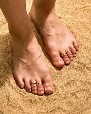 Conjunto de Anillos para Dedo del Pie Bobisty para Mujer Chapado en Oro de 14K Anillos Sencillos de Abrazo con Circonita Cúbica de Triple Banda Anillos para Dedo del Pie Ajustables Joyería para el Pie de Playa de Verano