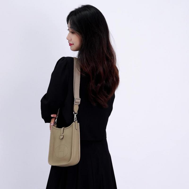 Mini Schulter-Crossbody-Tasche aus Vollnarbenleder, Fassförmige Box-Tasche, Weiches Kordelzug-Schnallendesign