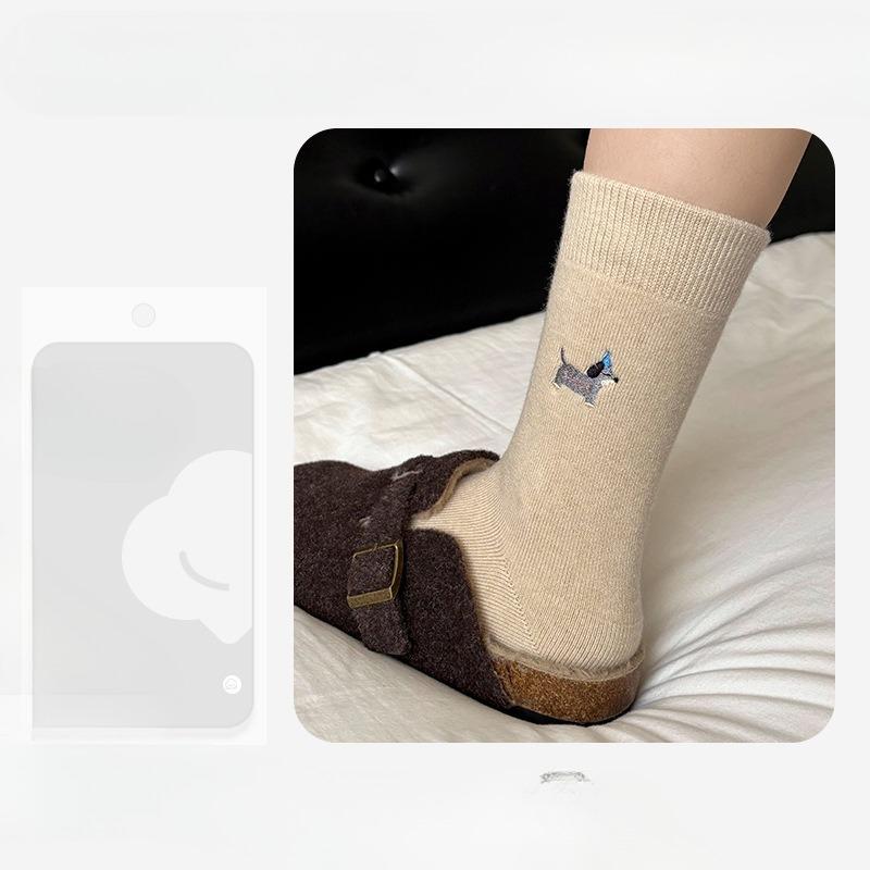 Damen Herbst und Winter Niedliche Cartoon Bestickte Dackel Hund Mittelhohe Plüschsocken