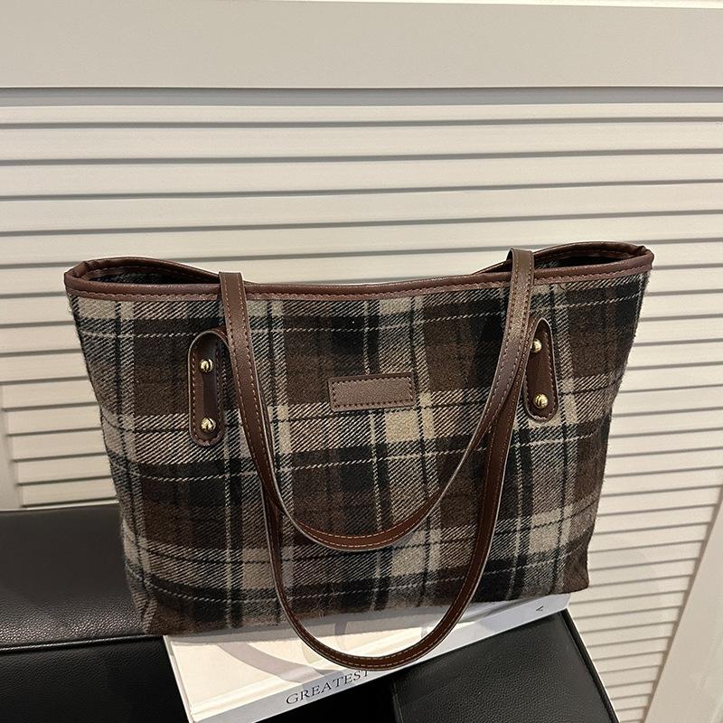 

Korean version niche design plaid bag women s new fashion tote bag casual versatile large-capacity shoulder commuter bag