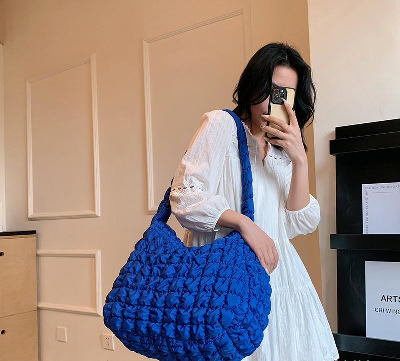 

2025 Нишевый дизайн Плиссированная сумка-облако для женщин Большая вместимость Наплечная сумка через плечо Нейлоновая сумка-тоут Женские сумки 47-38-21CM темно-синий