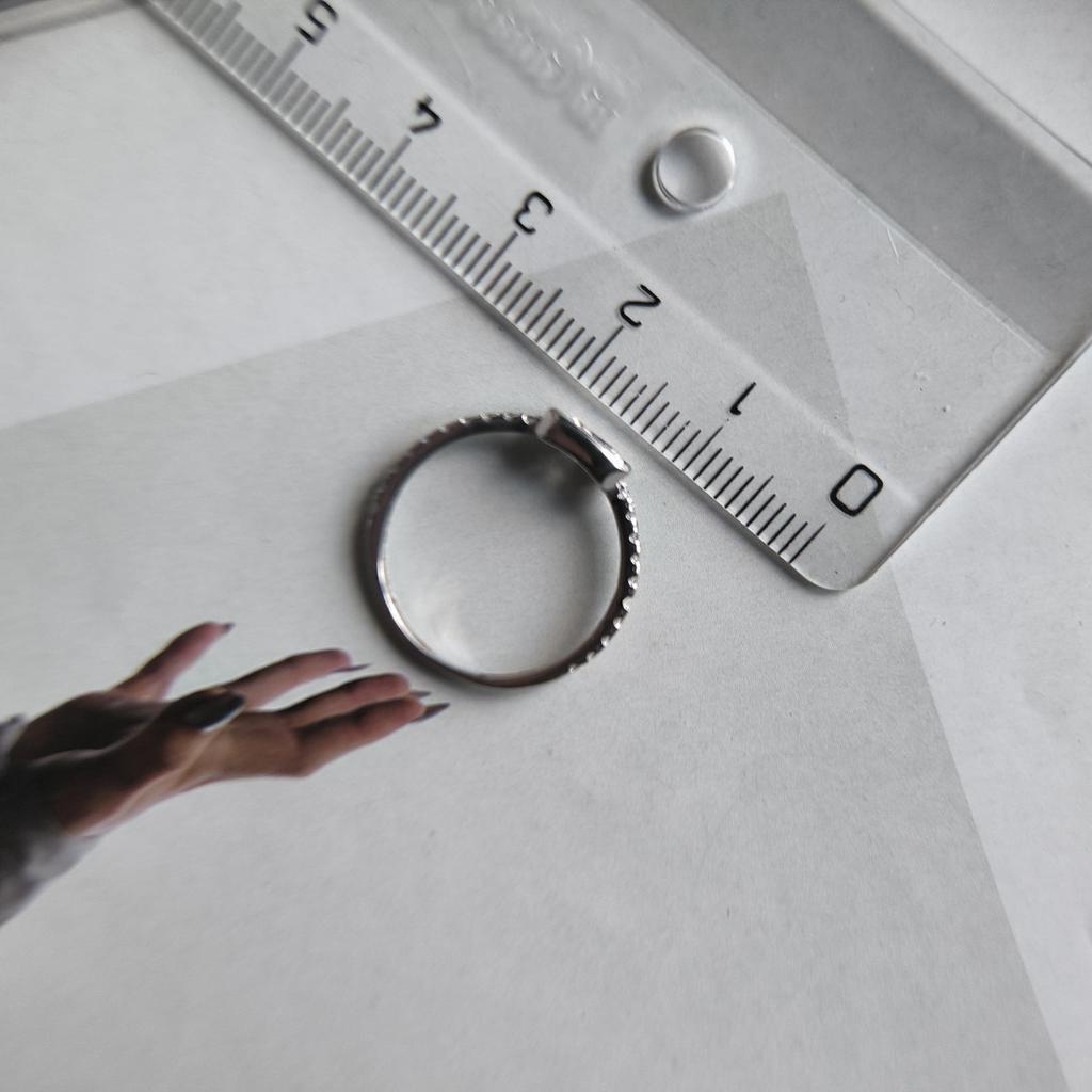 Серебряное кольцо с фианитами, вес изделия 1,13 гр (2209478)