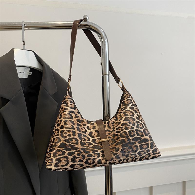 

Bag women s 2025 new autumn foreign-style messenger bag is popular this year, niche large-capacity commuter personalized shoulder bag коричневий