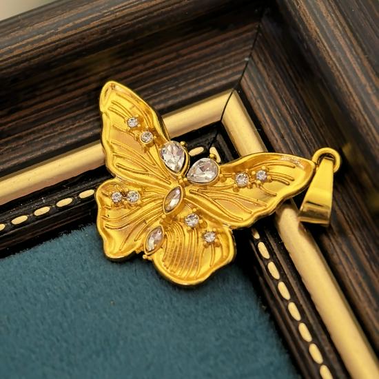 

Gilded Brass Rhinestone Butterfly Necklace for Women - Court Style Collarbone Chain