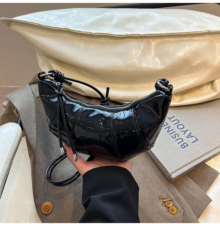 

Ретро нишевая сумка-круассан женская 2025 весна и лето новая корейская простая на плечо для работы универсальная сумка-мессенджер сумка-пельмень чёрный