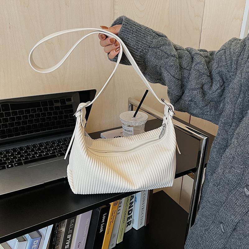 Large capacity bag women's autumn and winter retro 2025 new niche design pleated shoulder bag versatile commuter dumpling bag