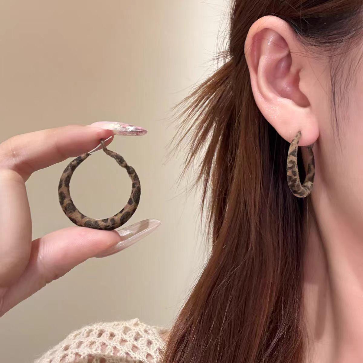 Fashion exaggerated leopard print circle earrings s111 silver needle retro Hong Kong style earrings, high-end temperament new trendy earrings