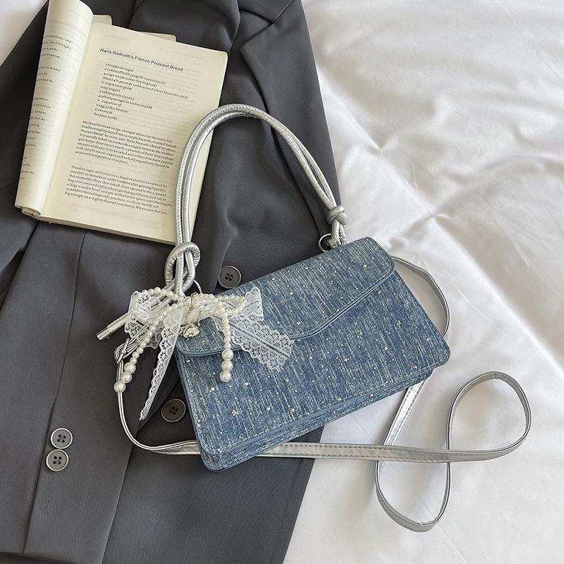 The Commuter Trend Is for Simple, Single-shoulder Crossbody Small Bag