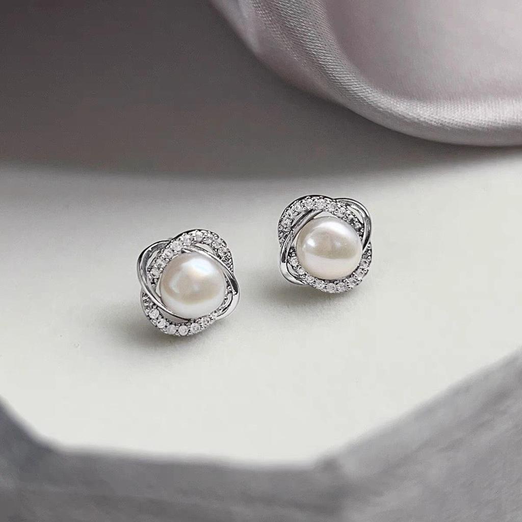 S925 Sterling Silver Pearl Stud Earrings for Women - French Style, High-End Luxury Retro Design, Versatile and Elegant.