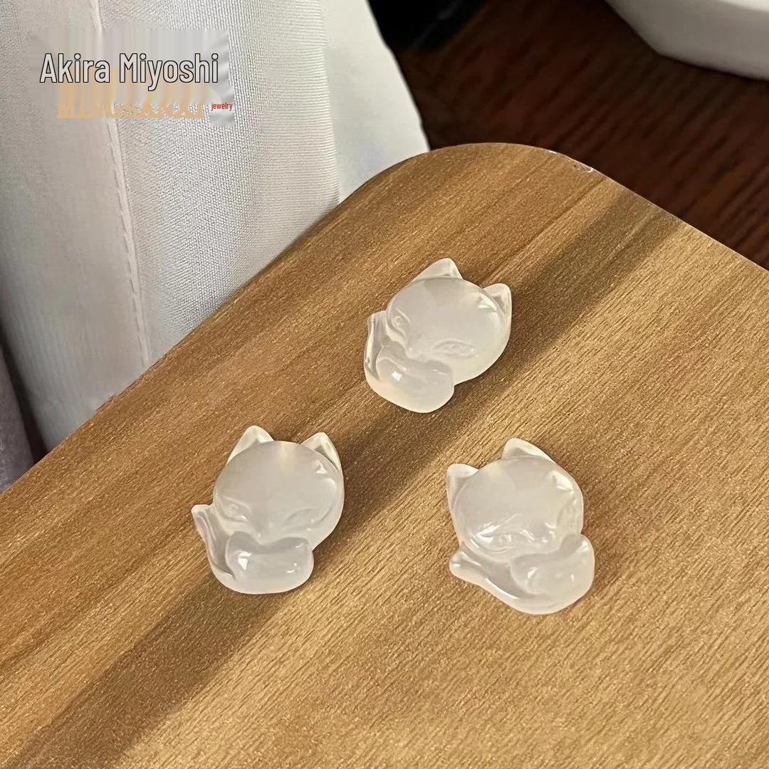 

Ожерелье с подвеской Будда из агата: Женская цепочка на ключицу из личи-желе, с лисичкой, нишевым халцедоном и смеющимся Буддой Майтрейей.