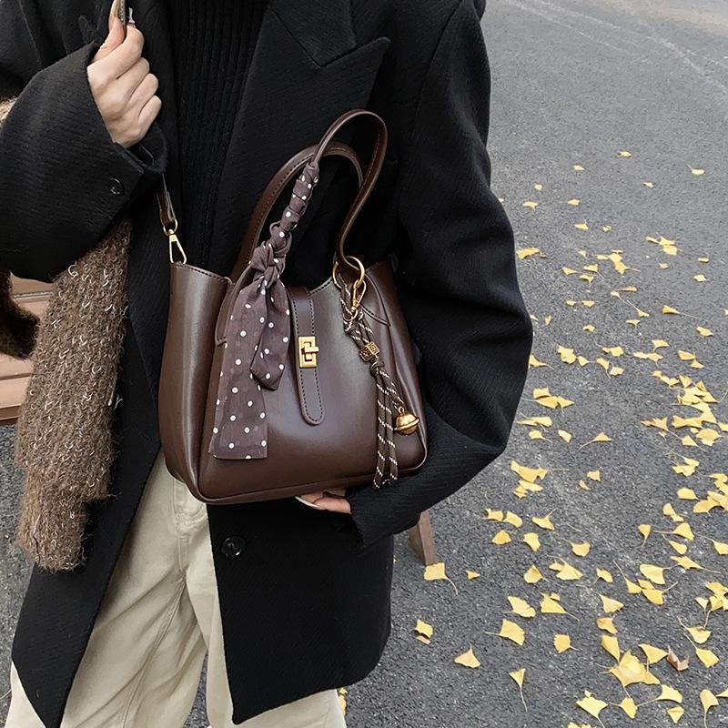 

Маленькая женская сумка в стиле ретро, простая переносная сумка-ведро, сумка-мессенджер для иностранных пассажиров премиум-класса no pendant темно-коричневого