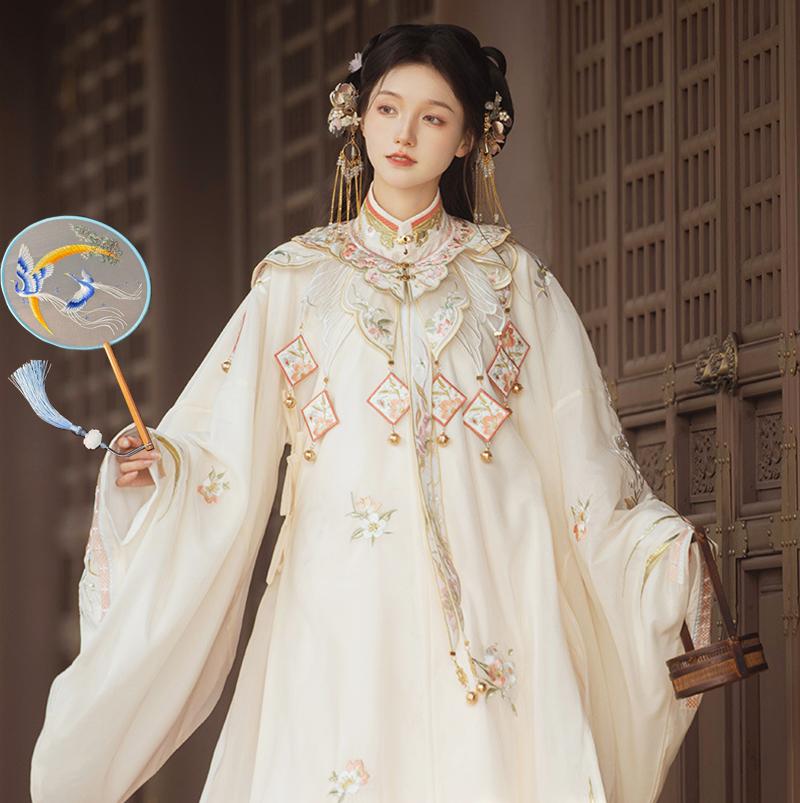Chinese Style Eight Petal Embroidery Round Fan with Wooden Handle Portable Printed Vintage Fan Dance Wedding Favors