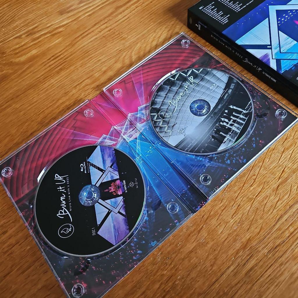 [USED] NiziU Live with U 2022 “Burn it up”