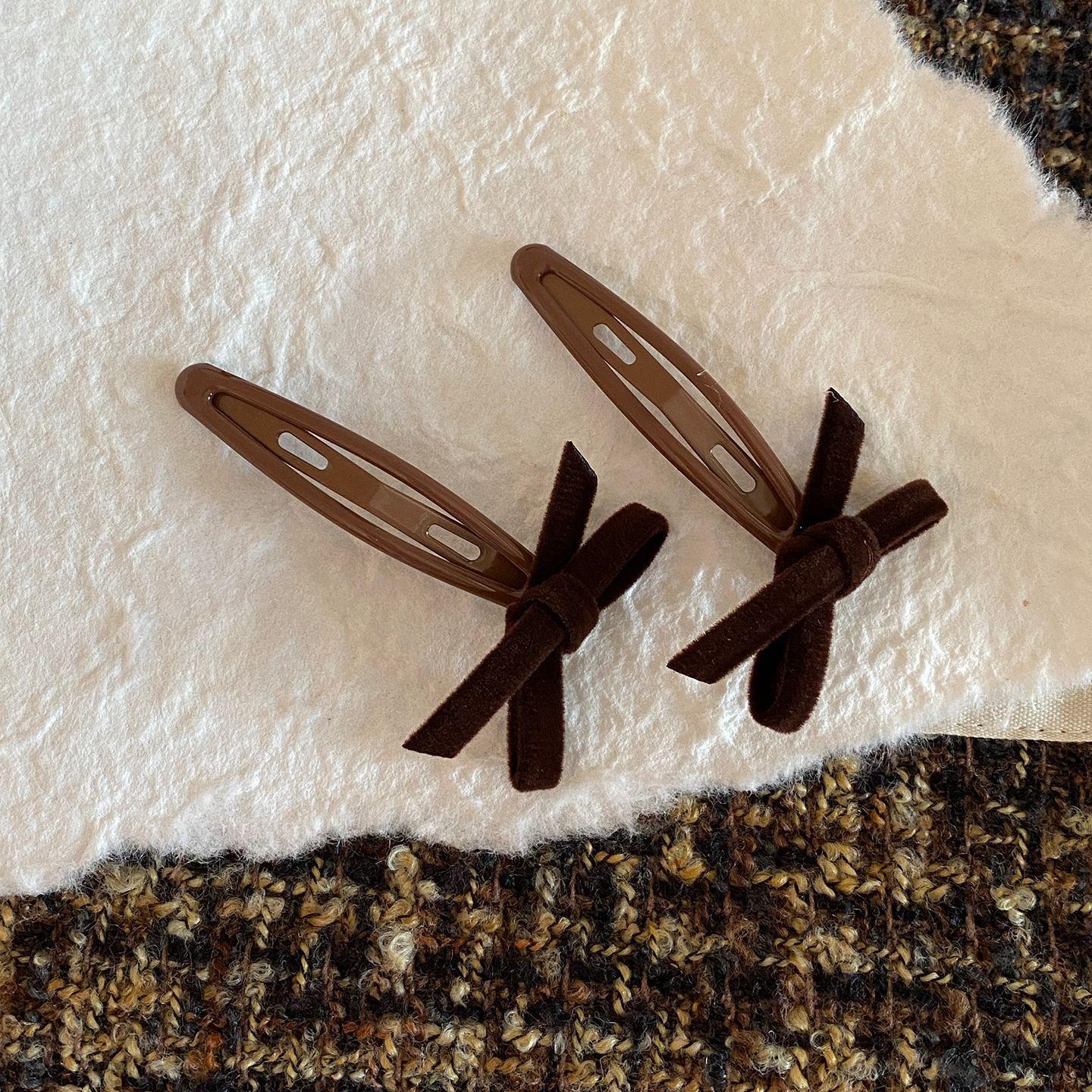 

Korean Velvet Bow Black Tea Hair Clip