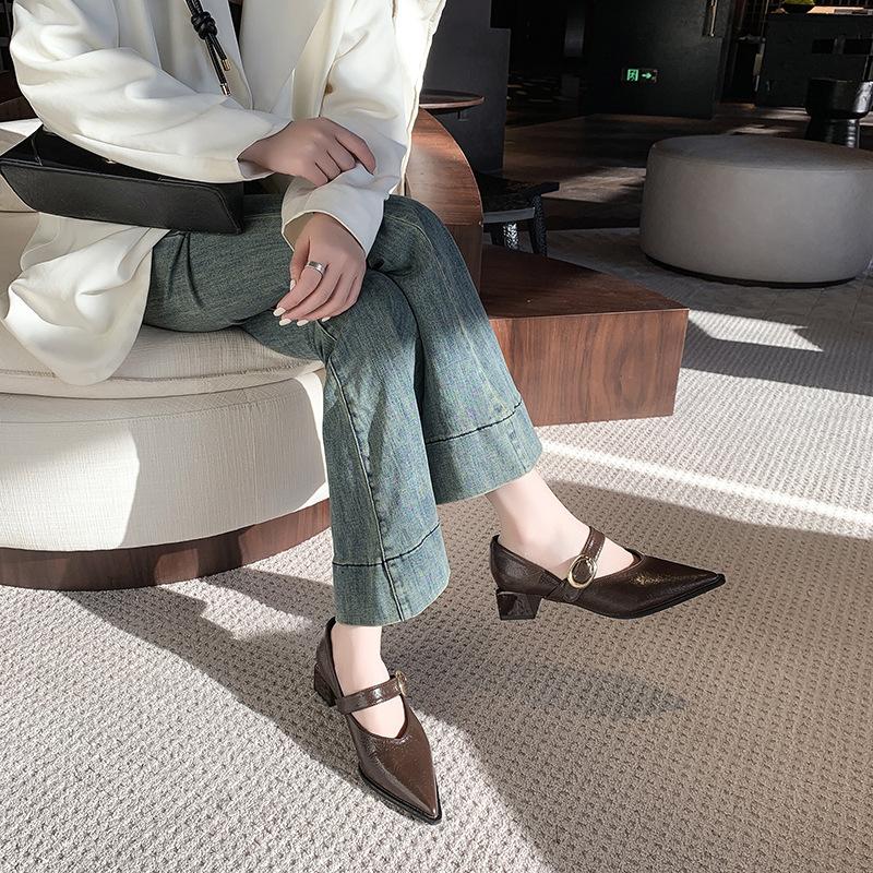 

2025 new Korean version autumn and winter shallow mouth fashion middle heel fashion single shoes thick heel Mary Jane women s shoes fashion versatile 40