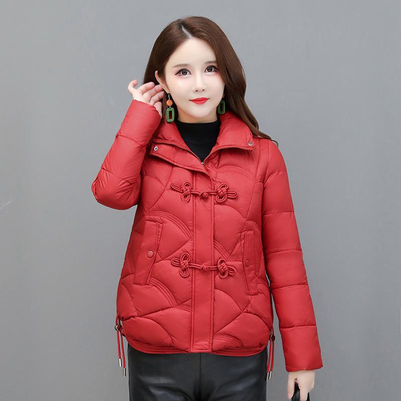 

2025 модный дизайн чувство диск пряжка пуховик короткий утолщенный теплый хлопковый жакет жакет хлебный костюм женский M красный