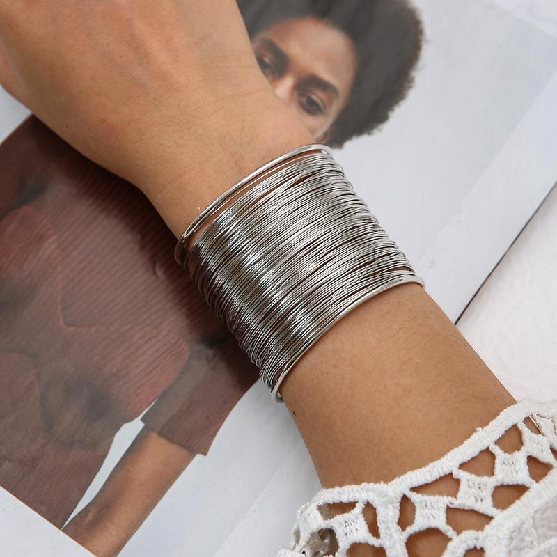 Bracelets Manchette Large Fil Métallique Superposés Punk Vintage pour Femmes Manchette Métallique Couleur Or Argentée Exagérée Bijoux Tendance Féminins