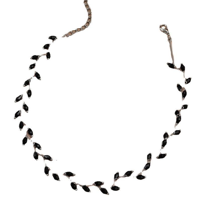 Minimalist Women's Black Crystal Clavicle Necklace: Korean-Japanese Inspired, Versatile & Stylish