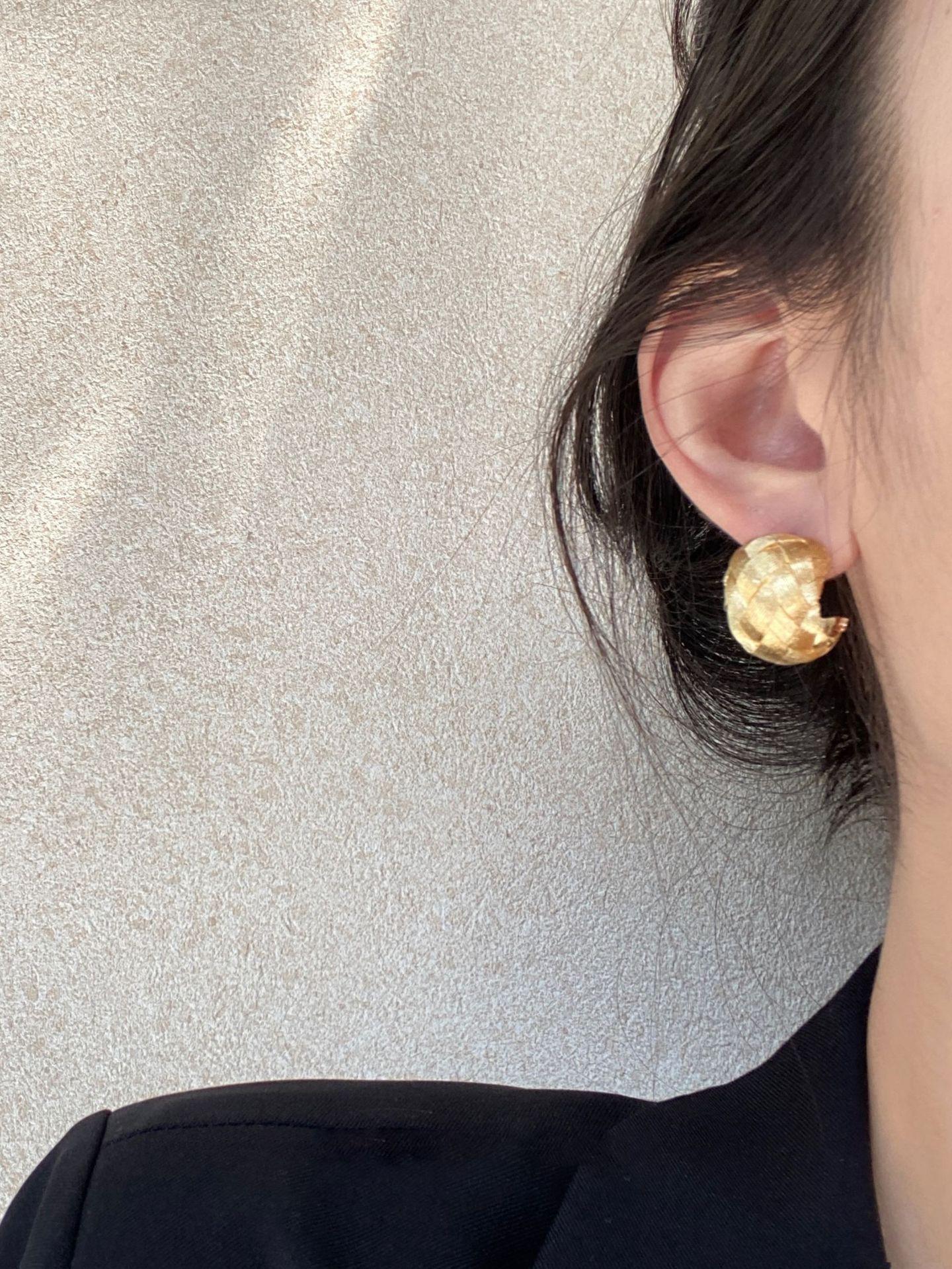 Cross-textured C-shaped stud earrings, cold wind, personalized fashion, commuting, versatile earrings, earrings for women