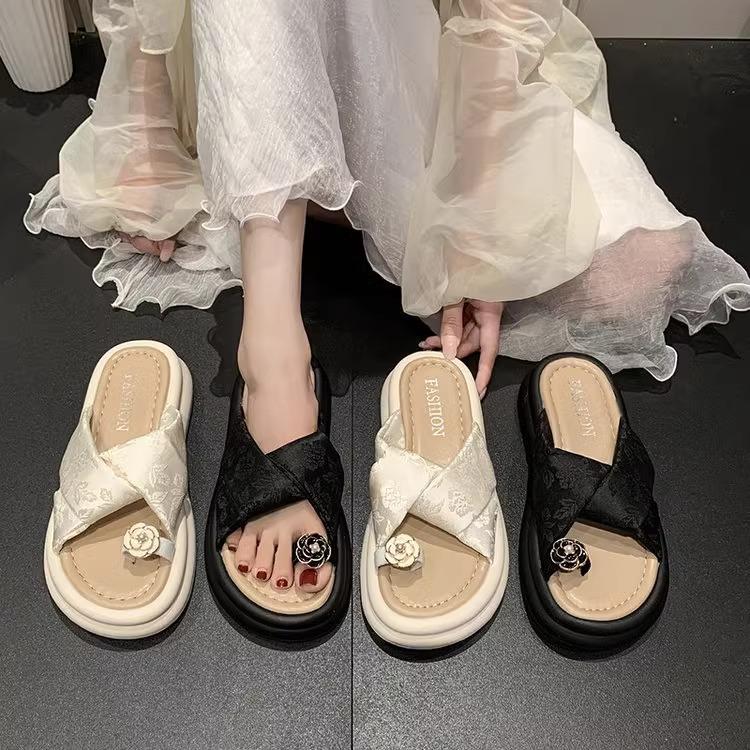 With skirts, slippers, women's summer wear 2025 new French toe muffin thick-soled sandals, new Chinese shoes