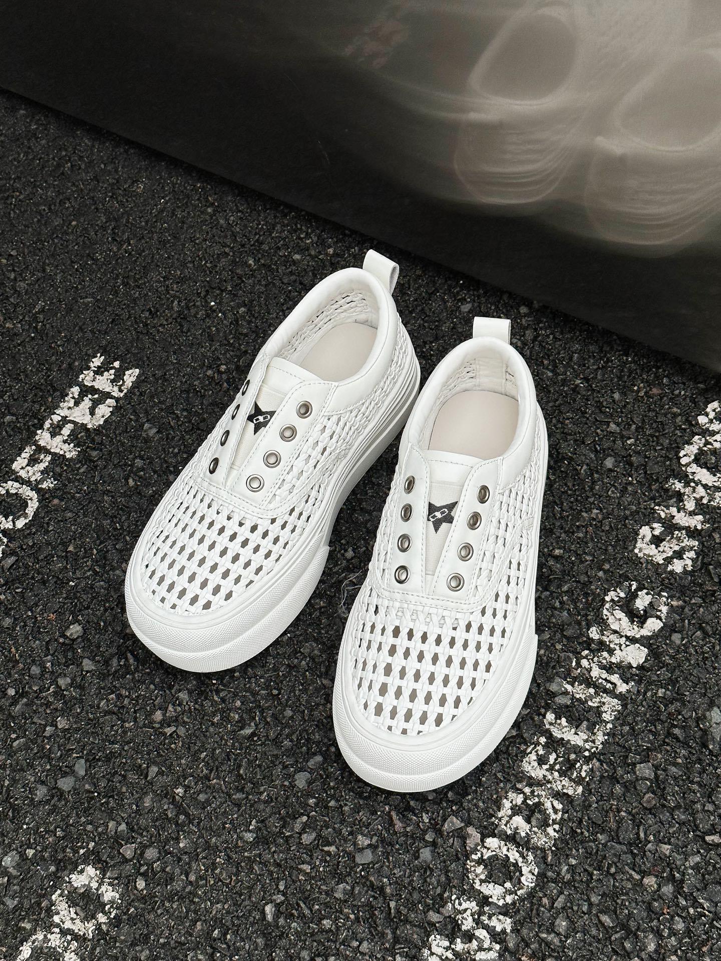 

Korean version of woven hollow fashion little white shoes women s shoes 2025 popular breathable silver board shoes foreign comfortable casual shoes 35