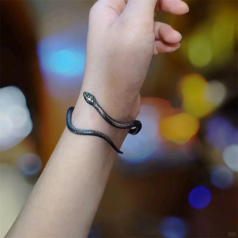 Kleines Schwarzes Schlangenarmband Nische Retro High-End-Sinn Einzigartiges Schlangen-Öffnungs-Verstellbares Armband