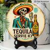 Plat 2D, 1 pièce Rond "Tequila Servie Ici" Panneau Suspendu en Aluminium, Design Squelette Mexicain Sombrero Tequila Vintage, Décoration Murale Métallique Rétro, Parfait pour