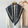 Nouveau foulard triangulaire rideau pet étanchéité taille carreaux géométriques noir et blanc foulard en soie version coréenne pour femmes châle rétro littéraire et