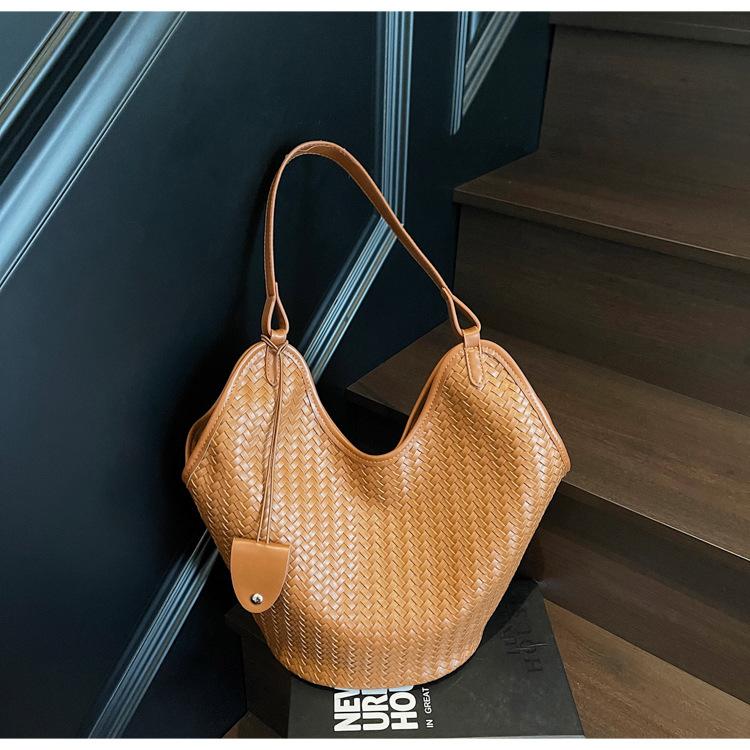 Simple woven pattern underarm tote bag women's autumn tide fashion temperament popular commuter shoulder messenger bag