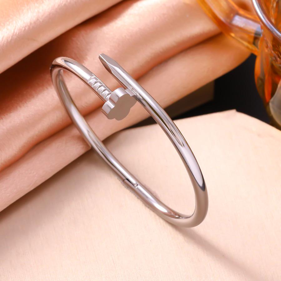 Modern Fashion Titanium Steel Bracelet with Roman Numerals & Four-Leaf Clover Design