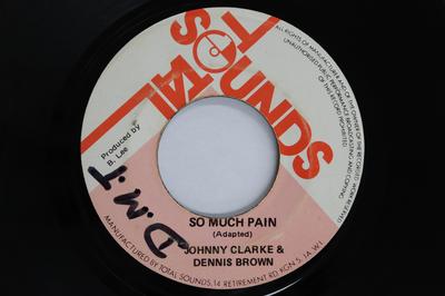 7-Zoll Schallplatte JOHNNY CLARKE & DENNIS BROWN / THE - So Much Pain KEINE Total Sounds Jamaica Reggae, Ska & Dub Gebraucht