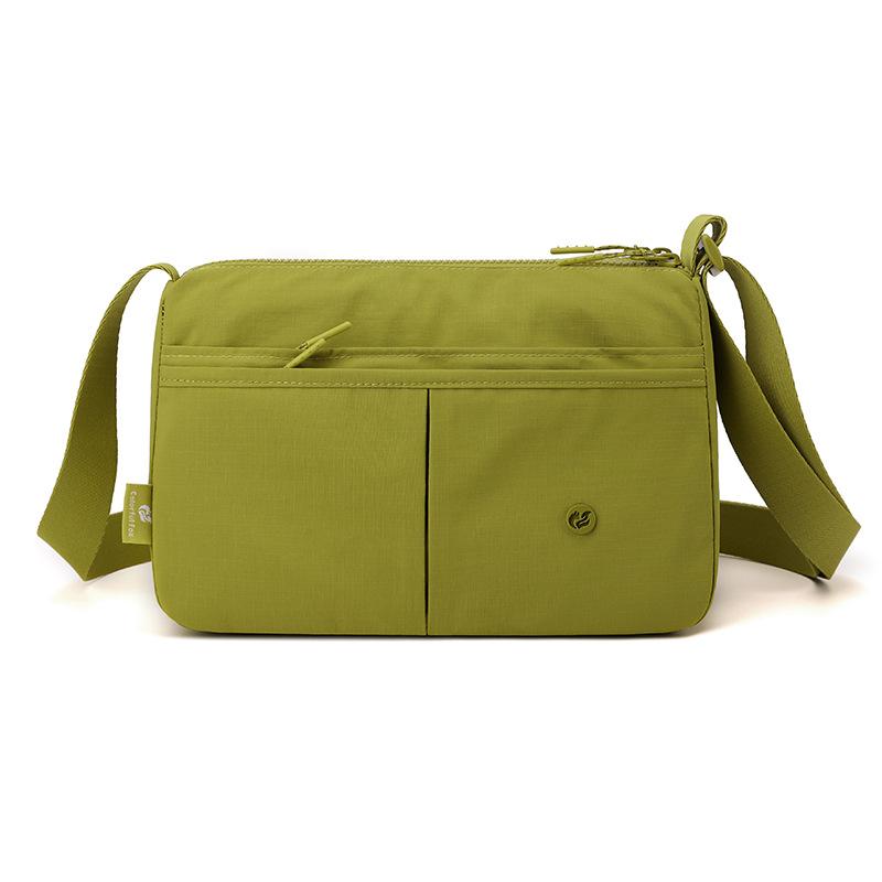 Borsa a tracolla sottile con tasche frontali e tracolla regolabile in nylon tinta unita